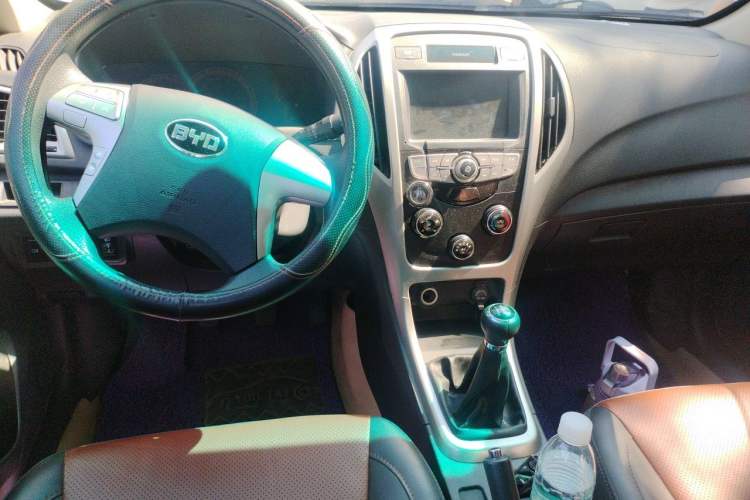 Used BYD F3 2015 Energy-Saving Edition 1.5L Manual Luxury Model Center Console
