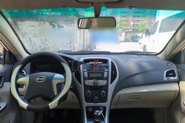 Used BYD F3 2015 Energy-Saving Edition 1.5L Manual Luxury Model Center Console