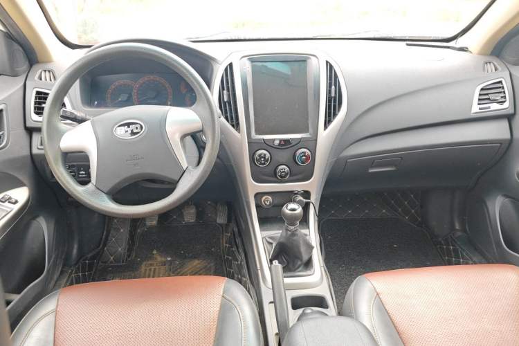 Used BYD F3 2015 Energy-Saving Edition 1.5L Manual Luxury Model Center Console