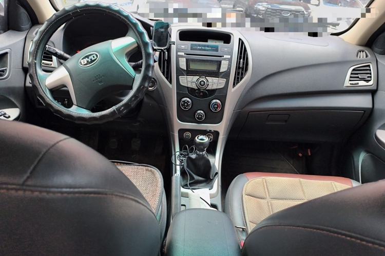 Used BYD F3 2015 Energy-Saving Edition 1.5L Manual Luxury Model Center Console