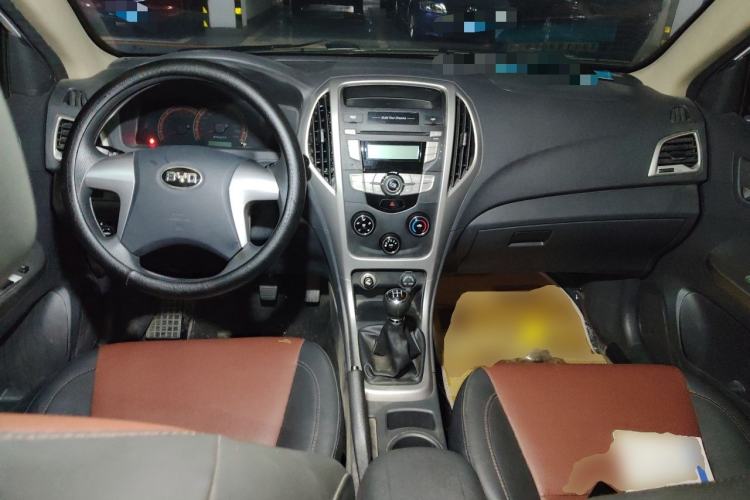 Used BYD F3 2015 Energy-Saving Edition 1.5L Manual Luxury Model Center Console