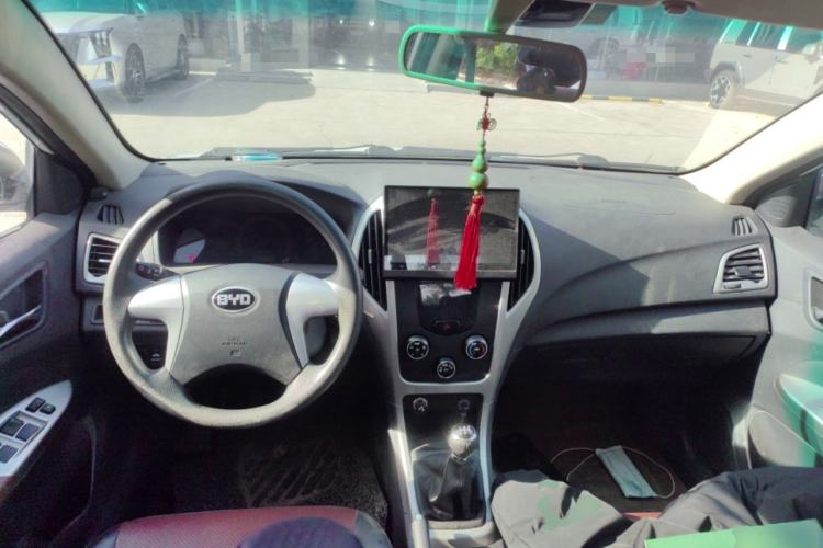 Used BYD F3 2015 Energy-Saving Edition 1.5L Manual Luxury Model Center Console