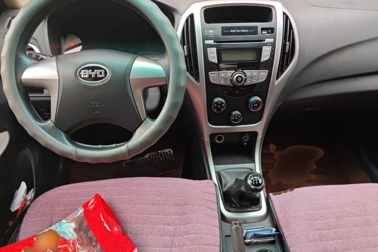 Used BYD F3 2015 Energy-Saving Edition 1.5L Manual Luxury Model Center Console