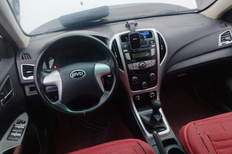 Used BYD F3 2015 Energy-Saving Edition 1.5L Manual Luxury Model Center Console