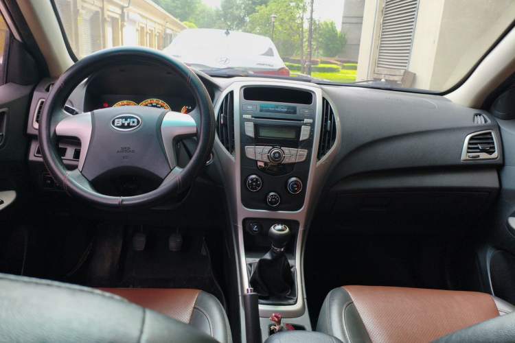 Used BYD F3 2015 Energy-Saving Edition 1.5L Manual Luxury Model Center Console