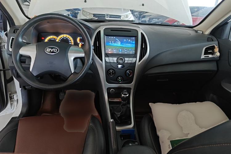 Used BYD F3 2015 Energy-Saving Edition 1.5L Manual Luxury Model Center Console