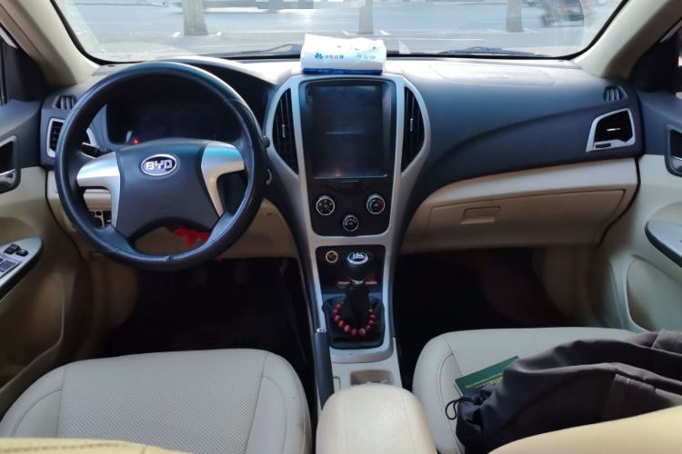 Used BYD F3 2015 Energy-Saving Edition 1.5L Manual Luxury Model Center Console