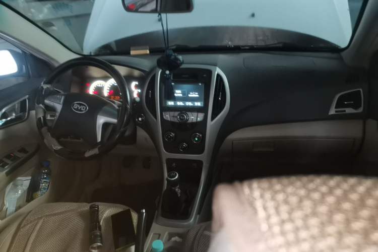 Used BYD F3 2015 Energy-Saving Edition 1.5L Manual Luxury Model Center Console