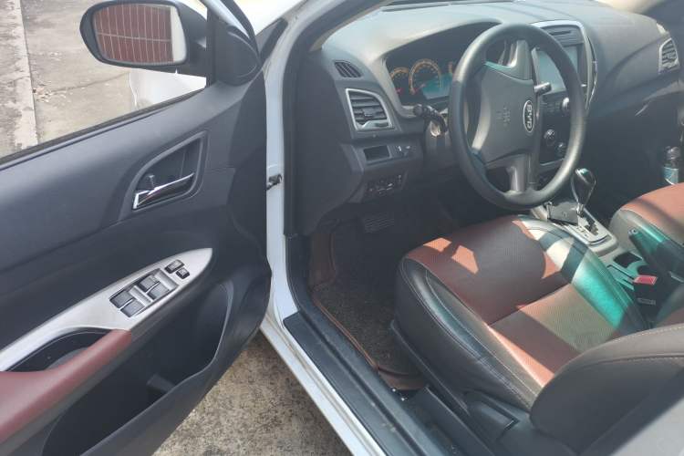 Used BYD F3 2015 Energy-Saving Edition 1.5L Automatic Luxury Model Driver Seat