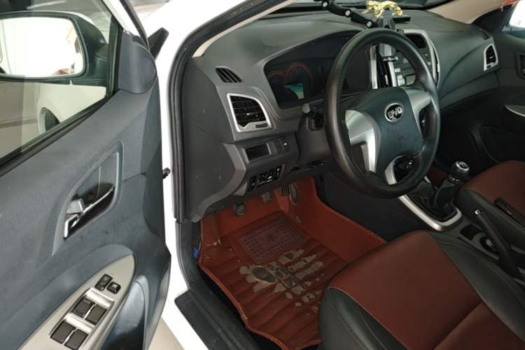 Used BYD F3 2015 Energy-Saving Edition 1.5L Manual Luxury Model Driver Seat