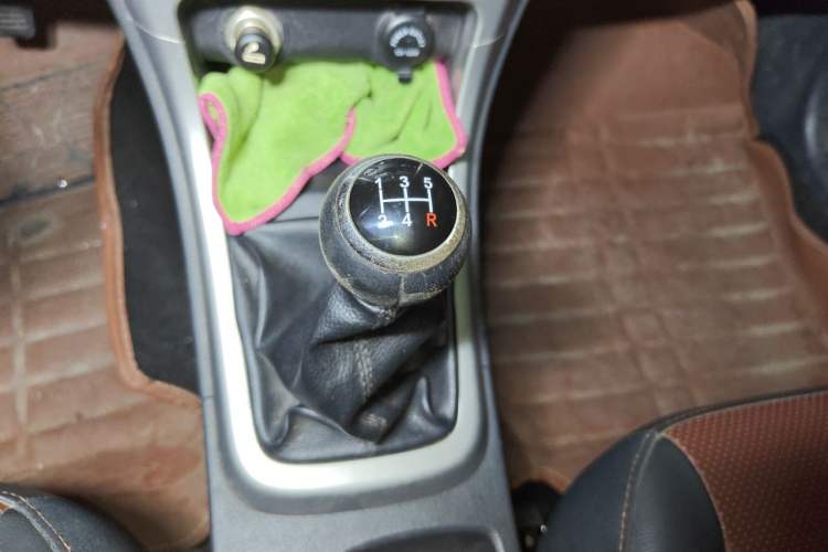 Used BYD F3 2015 Energy-Saving Edition 1.5L Manual Luxury Model Gear Lever