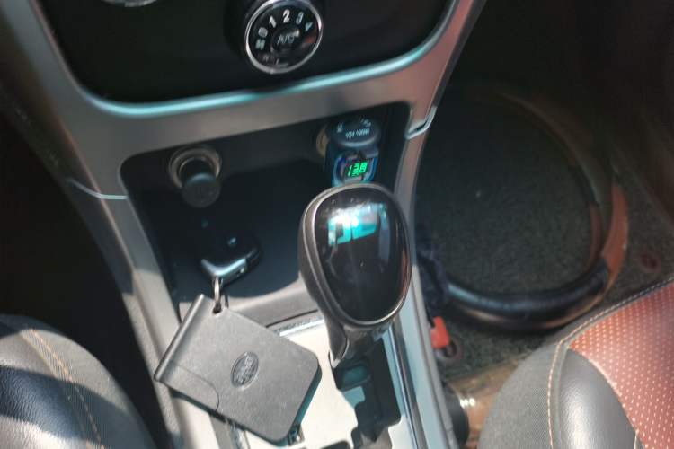 Used BYD F3 2015 Energy-Saving Edition 1.5L Automatic Luxury Model Gear Lever