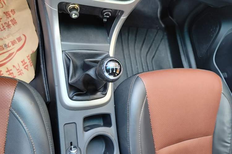 Used BYD F3 2015 Energy-Saving Edition 1.5L Manual Luxury Model Gear Lever