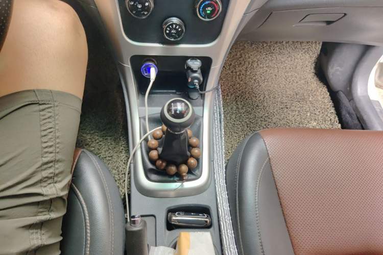 Used BYD F3 2015 Energy-Saving Edition 1.5L Manual Luxury Model Gear Lever