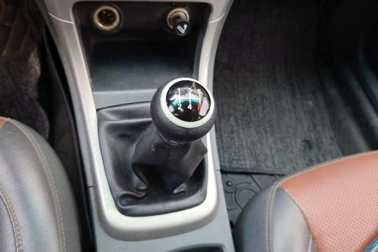 Used BYD F3 2015 Energy-Saving Edition 1.5L Manual Luxury Model Gear Lever