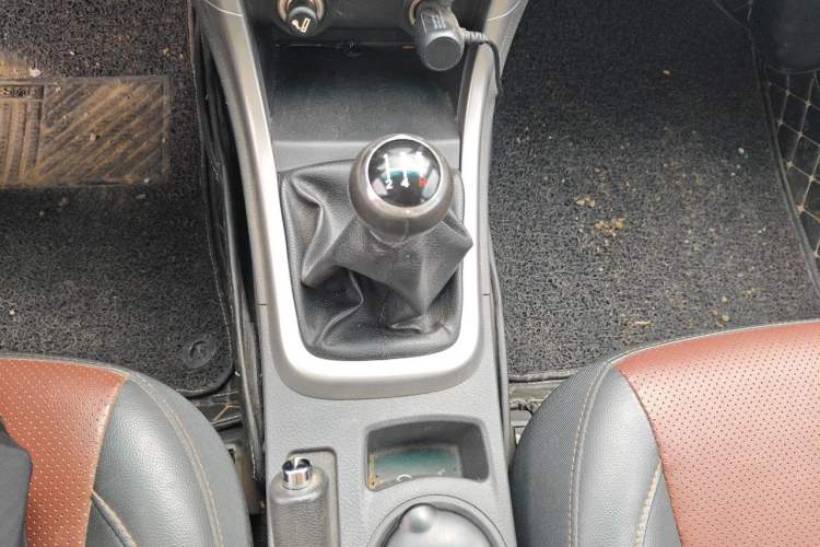 Used BYD F3 2015 Energy-Saving Edition 1.5L Manual Luxury Model Gear Lever