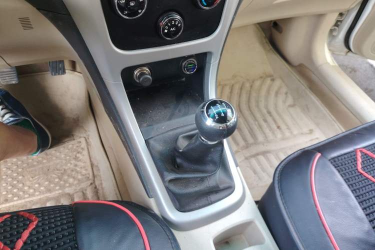 Used BYD F3 2015 Energy-Saving Edition 1.5L Manual Luxury Model Gear Lever