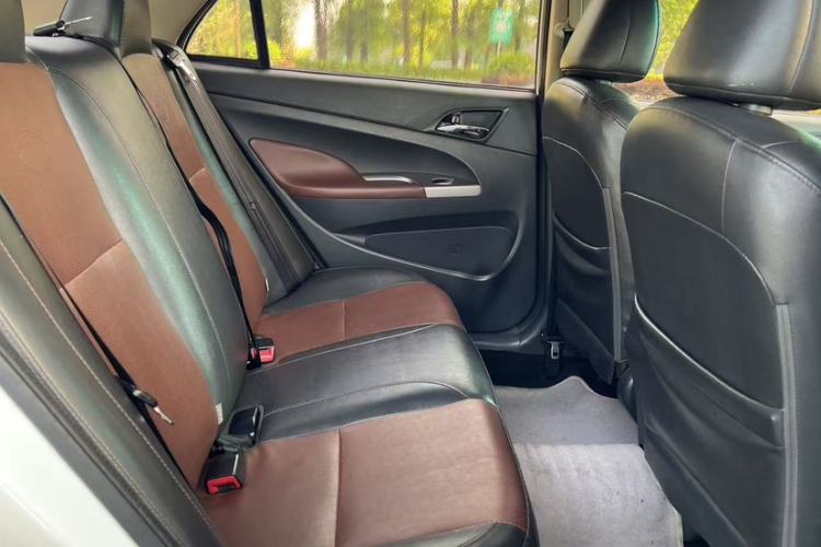 Used BYD F3 2015 Energy-Saving Edition 1.5L Manual Luxury Model Interior 1