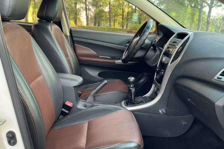 Used BYD F3 2015 Energy-Saving Edition 1.5L Manual Luxury Model Interior 5