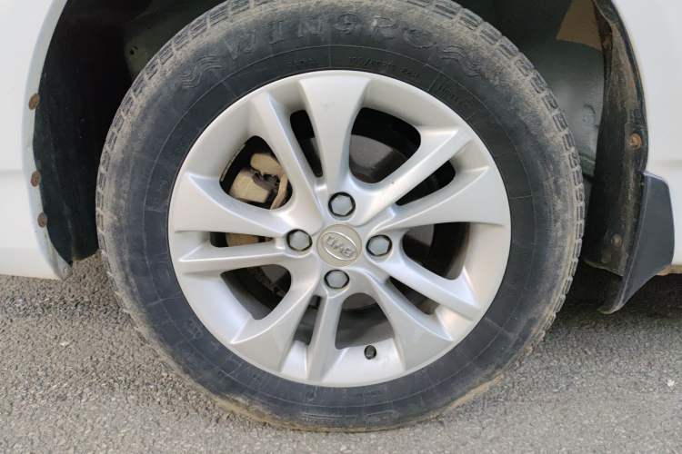Used BYD F3 2015 Energy-Saving Edition 1.5L Automatic Prestige Model Left Front Wheel Hub