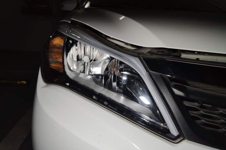 Used BYD F3 2015 Energy-Saving Edition 1.5L Manual Luxury Model Right Front Headlight