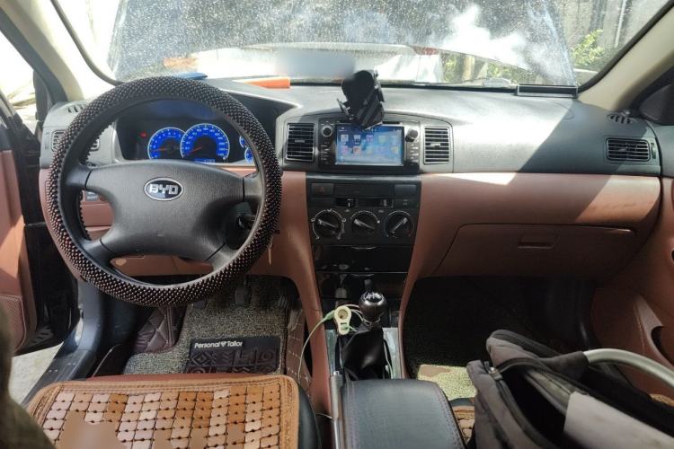 Used BYD F3 2016 1.5L Manual Comfort Model Center Console