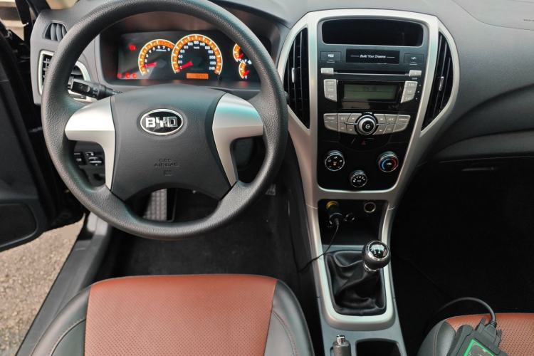 Used BYD F3 2016 1.5L Manual Comfort Model Center Console