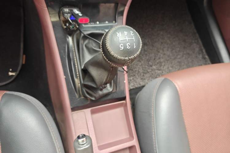 Used BYD F3 2016 1.5L Manual Comfort Model Gear Lever