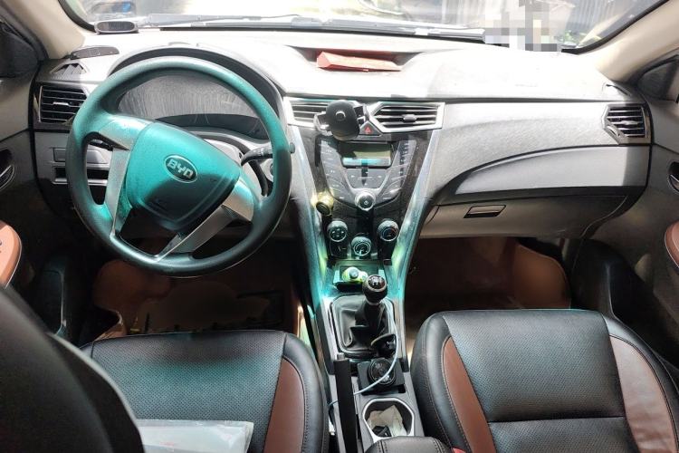 Used BYD F3 2016 1.5L Manual Luxury Model Center Console