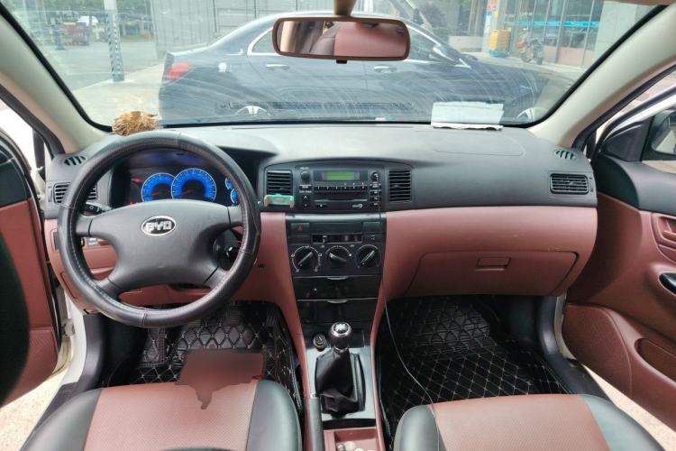Used BYD F3 2016 1.5L Manual Comfort Model Center Console