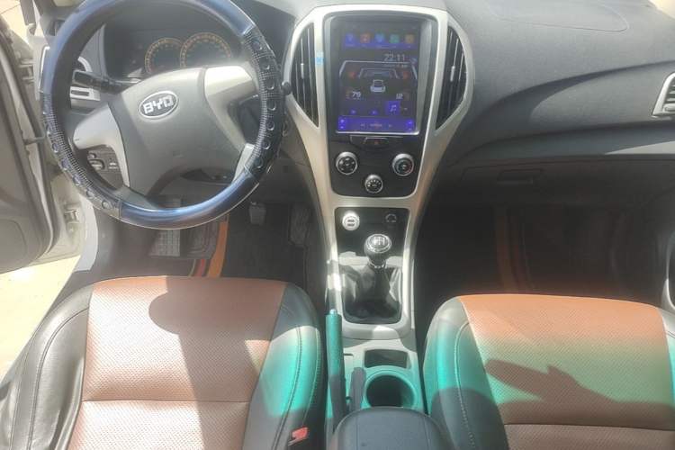 Used BYD F3 2018 1.5L Manual Fashion Model Center Console