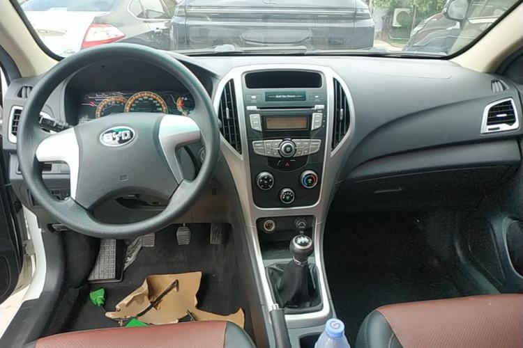 Used BYD F3 2018 1.5L Manual Fashion Model Center Console