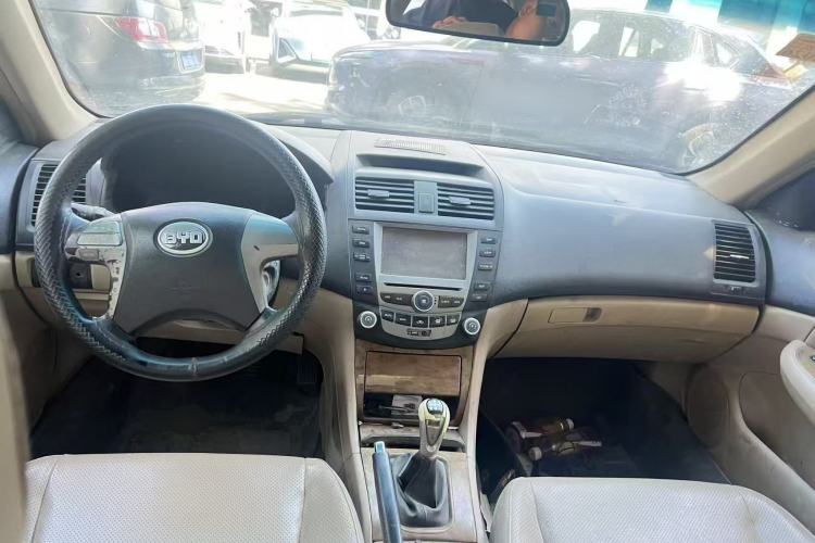 Used BYD F6 2008 2.0L Manual Comfort GL-i Center Console