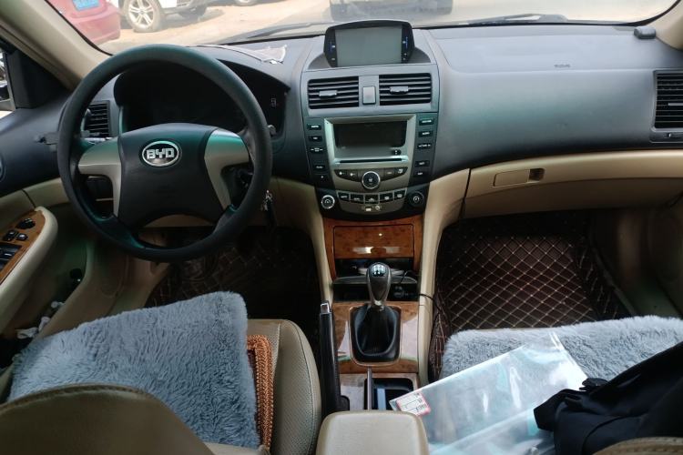 Used BYD F6 2009 New Wealth Edition 2.0L Manual Comfort Model Center Console