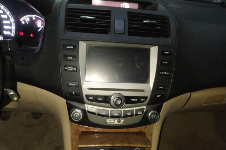 Used BYD F6 2009 New Wealth Edition 2.0L Manual Luxury Model Audio And AC Panel
