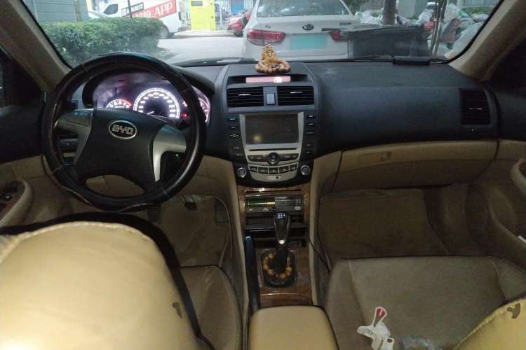 Used BYD F6 2009 New Wealth Edition 2.0L Manual Luxury Model Center Console