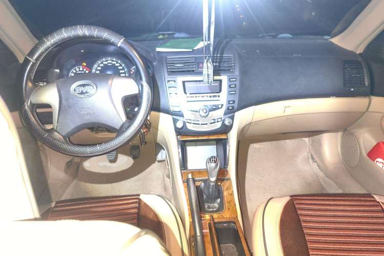 Used BYD F6 2009 New Wealth Edition 2.0L Manual Comfort Model Center Console