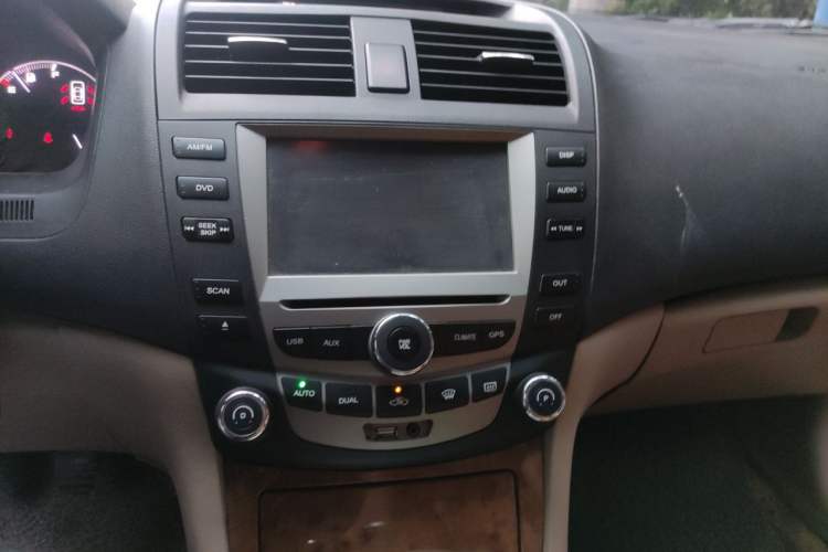 Used BYD F6 2010 Golden Edition 2.0L Manual Luxury Model Audio And AC Panel
