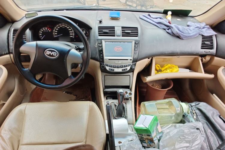 Used BYD F6 2010 Golden Edition 1.8L Manual Luxury Model Center Console