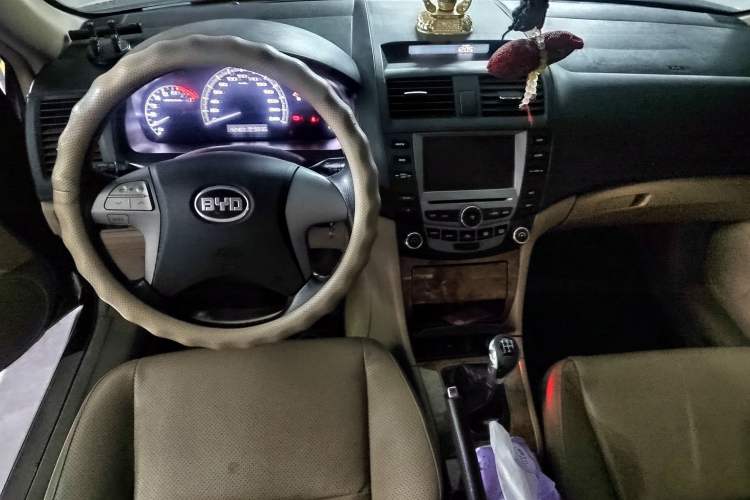 Used BYD F6 2010 Golden Edition 2.0L Manual Luxury Model Center Console