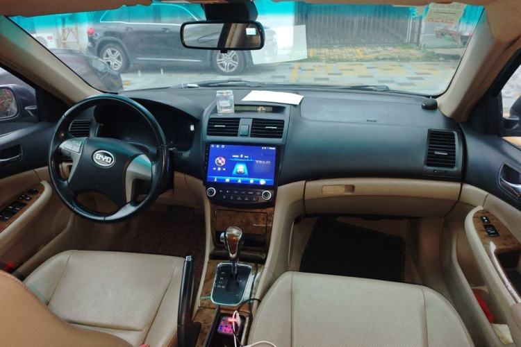 Used BYD F6 2010 Golden Edition 2.0L CVT Deluxe Model Center Console