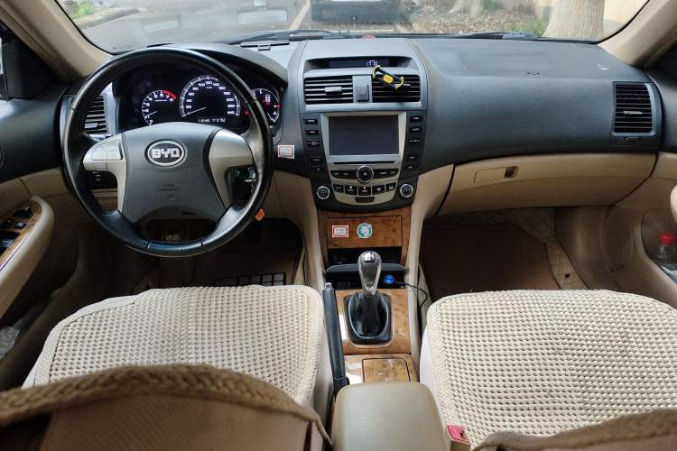 Used BYD F6 2010 Golden Edition 2.0L Manual Luxury Model Center Console