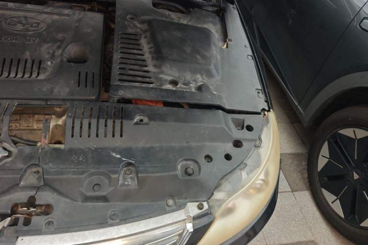 Used BYD F6 2010 Golden Edition 2.0L CVT Deluxe Model Engine Bay Left