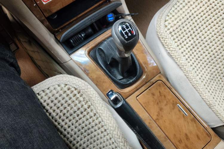 Used BYD F6 2010 Golden Edition 2.0L Manual Luxury Model Gear Lever