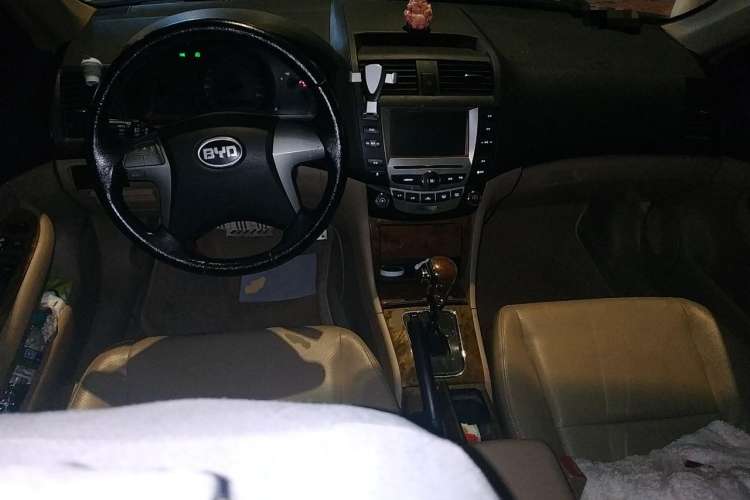 Used BYD F6 2011 Golden Edition 2.0L CVT Deluxe Model Center Console