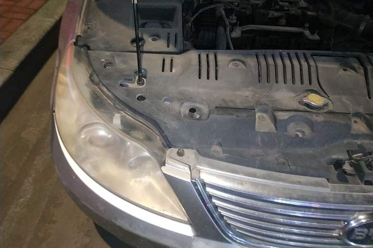 Used BYD F6 2011 Golden Edition 2.0L CVT Deluxe Model Engine Bay Right