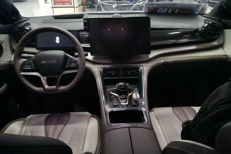 Used BYD Frigate 07 2023 DM-p 175 km Four-Wheel Drive Flagship Model Center Console