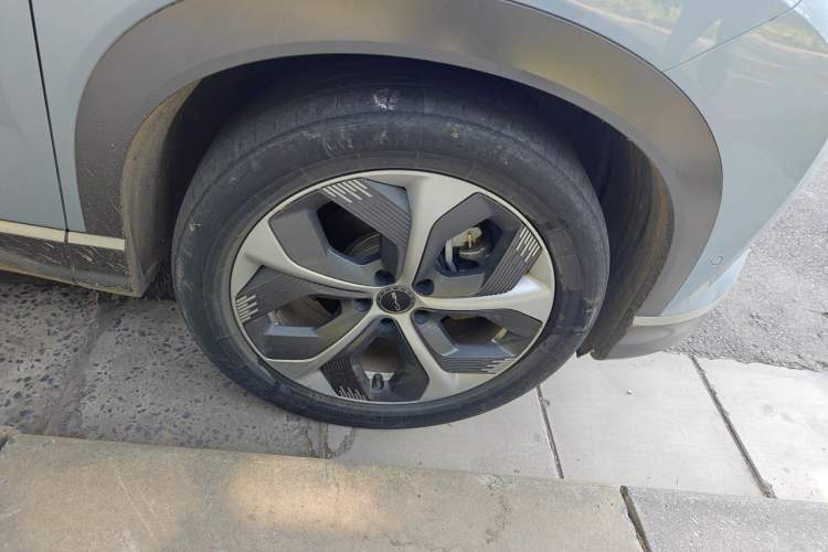 Used BYD Frigate 07 2023 DM-i 205KM Flagship Model Right Front Wheel Hub