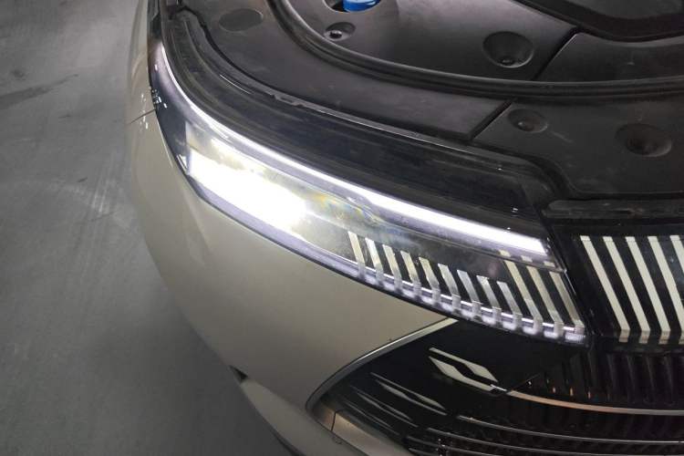 Used BYD Frigate 07 2023 DM-p 175 km Four-Wheel Drive Flagship Model Right Front Headlight
