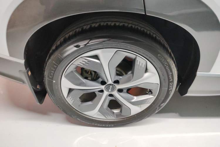 Used BYD Frigate 07 2023 DM-i 205KM Prestige Model Right Rear Wheel Hub